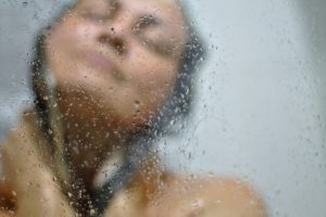 donna doccia